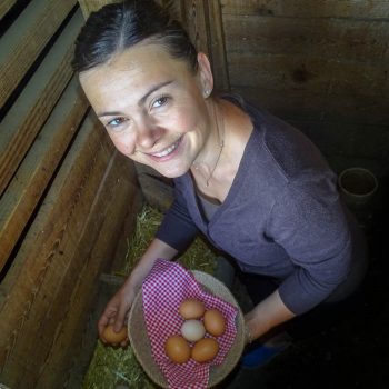 Bäuerin Angelika beim Einsammeln der Eier